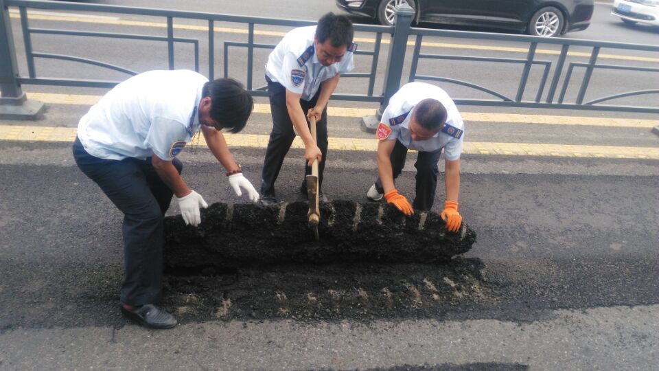 BRT东区车队修补专用道路面传递创文正能量